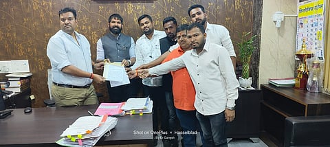 नाशिक : जोपुळे आश्रमशाळेची मान्यता रद्द करण्याच्या मागणीचे निवेदन उपायुक्त सुदर्शन नगरे यांना देताना अखिल भारतीय आदिवासी परिषदेचे पदाधिकारी.