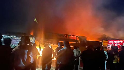 इंदापूर तालुक्यातील कुरवली येथे चारहून अधिक दुकाने जळून खाक