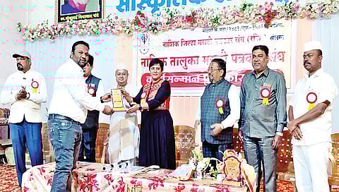 नाशिक : ‘दै. पुढारी’चे वार्ताहर कादिर पठाण यांना कार्यसन्मान पुरस्कार प्रदान करताना लाचलुचपत प्रतिबंधक शाखेच्या अधीक्षिका शर्मिष्ठा वालावलकर. समवेत मान्यवर.