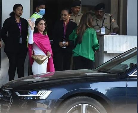 Kiara Advani Wedding: कियारा जैसलमेरसाठी रवाना, विमानतळावरून फोटो व्हायरल
