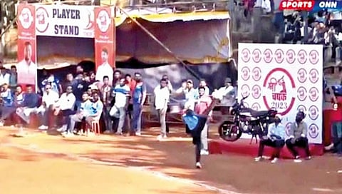 बेळगाव : सिक्स घेतली ‘किक’ने आत, फलंदाजाचा घात…