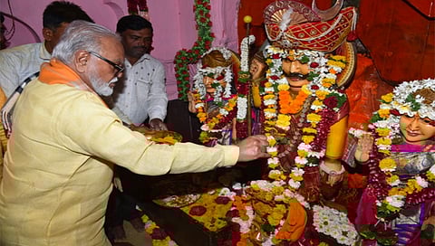 नगरसुल : नगरसुल : ग्रामदैवत खंडेराव महाराजांची पूजा करताना माजी उपमुख्यमंत्री छगन भुजबळ. समवेत पुजारी दत्तू भडके. (छाया: भाऊलाल कुडके)