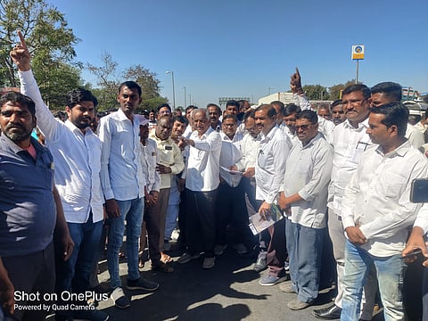 चांदवड : मुंबई आग्रा महामार्ग रोखत आंदोलन करताना कांदा उत्पादक शेतकरी. (छाया:सुनील थोरे)