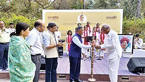 जळगाव :‘स्वरानुभूती’ या पद्मश्री भवरलाल जैन स्मृती संगीत समारोहाचे दीपप्रज्वलन करताना
कविवर्य ना. धों. महानोर, अशोक जैन, अतुल जैन, संचालिका निशा अनिल जैन आदी. (छाया : चेतन चौधरी)