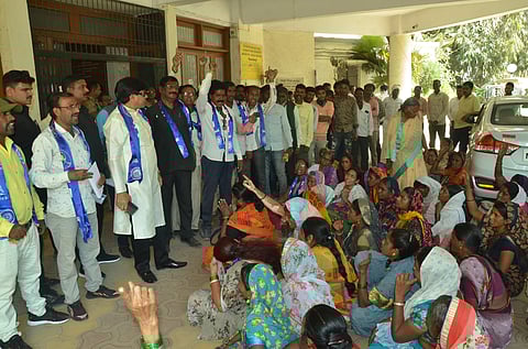 जळगाव : जिल्हा परिषदेसमोर बोंबाबोंब आंदोलन करताना वंचित लाभार्थी. (छाया: चेतन चौधरी)