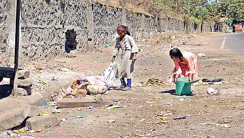 नाशिक : दिंडोरी रोडवरील महावितरण कार्यालयाबाहेर कचरा फेकताना बालके तसेच रस्त्याच्याच बाजूला फेकण्यात आलेला कचरा.