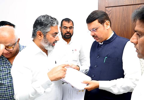 चांदवड: कांद्याचे बाजारभावात सुधारणासाठी त्वरित उपाययोजना कराव्यात अशी मागणी राज्याचे उपमुख्यमंत्री देवेंद्र फडणवीस यांच्याकडे करताना चांदवड देवळा मतदार संघाचे आमदार डॉ. राहुल आहेर. (छाया - सुनिल थोरे).