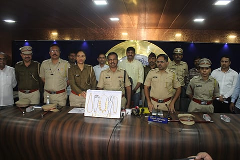 दिंडोरी : दरोडयाचा गुन्हा उघडकीस आणून यातील मुद्देमाल हस्तगत करताना दिंडोरी पोलीस. (छाया: समाधान पाटील)