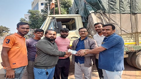 देवळा: येथे सापडलेले १ लाख ८० हजार रुपये कामगाराकडे परत करताना महेश बच्छाव समवेत. व्यापारी कैलास शेवाळकर ,सोनजे , गहिडे , सुरेश खुडे आदी. (छाया : सोमनाथ जगताप )