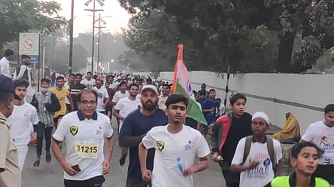 धुळे : "फिट धुळे, हिट धुळे" या थीमवर आयोजित मॅरेथॉन स्पर्धा-2023 च्या सिझन मध्ये दौड मध्ये सहभागी धुळेकर. (छाया : यशवंत हरणे)