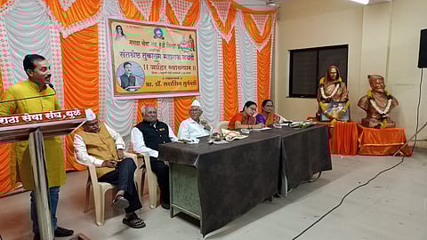 धुळे : मराठा सेवा संघाच्या कार्यालयात व्याख्यानप्रसंगी बोलतांना शिवव्याख्याते डॉ. सदाशिव सुर्यवंशी. समवेत व्यासपीठावर उपस्थित प्रा. डॉ सुनिल पवार, अनंत पाटील , मिलन पाटील आदी. (छाया: यशवंत हरणे).