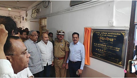 धुळे : सीसीटीव्ही कॅमेऱ्यांचे व पोलीस अधिक्षक कार्यालयातील नियंत्रण कक्षाचे लोकार्पण करताना पालकमंत्री गिरीष महाजन. समवेत जिल्हा परिषदेच्या अध्यक्षा अश्विनी पाटील, खासदार डॉ. सुभाष भामरे, आमदार अमरिशभाई पटेल, आ. जयकुमार रावल यांसह पोलीस अधिक्षक बारकुंड आदी (छाया: यशवंत हरणे).