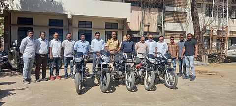 धुळे : येथील स्थानिक गुन्हे अन्वेषण विभागाने चोरट्यांच्या टोळीकडून हस्तगत केलेल्या पाच दुचाकी. (छाया: यशवंत हरणे)