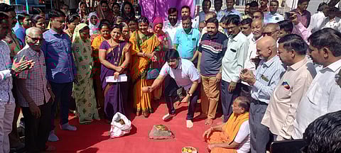 धुळे : श्री एकविरा देवी मंदिर विकास कामासाठी प्रारंभ करताना आमदार फारुख शाह. समवेत कार्यकारी अभियंता आर.आर.पाटील, उपअभियंता झालटे आदी मान्यवर. (छाया: यशवंत हरणे)