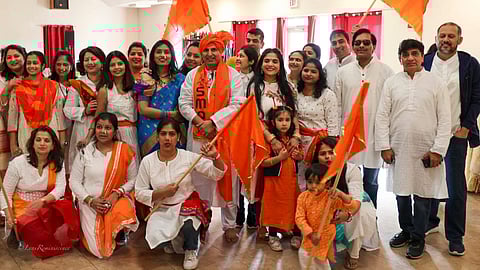 अमेरीकेतही महाराष्ट्राविषयी अस्मिता जागविण्याचे काम करत असताना छत्रपती शिवाजी महाराज यांच्यावर आधारीत पोवाडे गातांना भारतीय नागरिक.