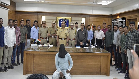 धुळे : अवधान शिवारातील हत्याप्रकरणी आरोपीस ताब्यात घेताना स्थानिक गुन्हे अन्वेषण विभाग. (छाया : यशवंत हरणे)