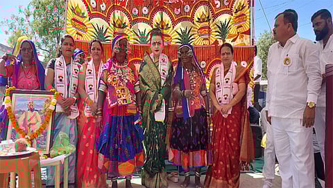 नांदगाव : संत सेवालाल जंयती उत्सव दरम्यान उपस्थित आसलेल्या अंजुम कांदे. समवेत महिला आघाडीच्या विद्याताई जगताप, संगीता बागुल, रोहिणी मोरे, एन के राठोड समवेत भगिनी. (छाया: सचिन बैरागी)