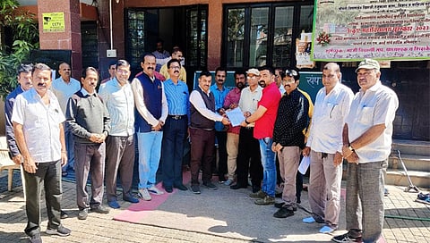 देवळाली कॅम्प - येथील एसव्हीकेटी कॉलेजचे प्राचार्य डॉ एस.एस.काळे यांना एक दिवसाच्या लाक्षणिक संपासह विविध मागण्याचे निवेदन देताना शिक्षकेत्तर कर्मचारी लिपिक अण्णा कदम, विशाल अलाने , प्रविण पाटील, मोहन सानप, उमेश देशमुख, दत्तु आहेर, संजय गायकवाड, कैलास संगमनेरे, समवेत राज्याच्या कनिष्ठ शिक्षक संघटनेचे अध्यक्ष डॉ. संजय शिंदे, उपप्राचार्य डॉ. डी. टी. जाधव , प्रा. श्याम जाधव.