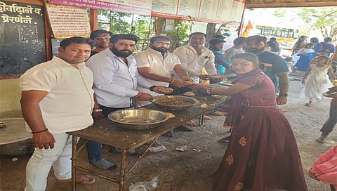 नाशिकरोड - महाशिवरात्री निमित्त नांदूरच्या महादेव मंदिरात खिचडीचे वाटप करताना आयोजक संतोष पिल्ले समवेत भूषण बचवाल, प्रवीण बागुल, संतोष नरवडे, मयुरेश राजन, विवेक स्वामी, हर्षल जाधव, सिध्दार्थ रणशूर आदी. ( छाया उमेश देशमुख )