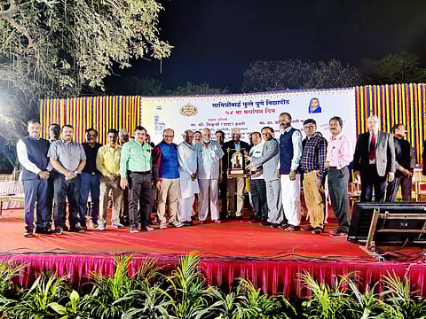 देवळाली कॅम्प : सावित्रीबाई फुले पुणे विद्यापीठाच्या वर्धापन दिनानिमित दिला जाणारा उत्कृष्ट महाविद्यालय पुरस्कार कुलगुरू डॉ. कारभारी काळे यांच्या हस्ते स्वीकारताना रमेश पिंगळे, कांतीभाई तेजुकाया, डॉ. एस. एस. काळे.