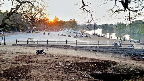 कोल्हापूर : महाआरतीसाठी पंचगंगा घाट सजू लागला