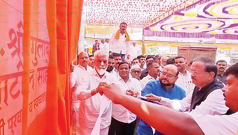 मालेगाव : 51 गावांतील पाणीपुरवठा योजनांचे ई-भूमिपूजन करताना पाणीपुरवठामंत्री गुलाबराव पाटील, पालकमंत्री दादा भुसे, खासदार डॉ. सुभाष भामरे आदी.