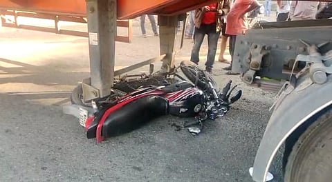 पालघर : चारोटी येथे भरधाव ट्रेलरने दुचाकीवरील तिघांना चिरडले, १०० मीटरपर्यंत फरफटत नेले