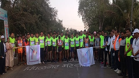 पिंपळनेर : मॅरेथॉन स्पर्धेतील विविध गटांतील विजेत्यांसह डॉ. योगिता चौरे, डॉ. जितेश चौरे, डी. झेड. पाटील, डॉ. कैलास पगारे, विजय चौरे. (छाया : अंबादास बेनुस्कर)