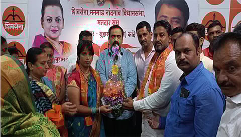 मनमाड : शिवसेना पक्षात काँग्रेसचे माजी नगरसेवक मिलींद उबाळे यांचे पुष्पगुच्छ देऊन स्वागत करताना आमदार सुहास कांदे. (छाया : रईस शेख)