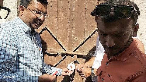 मालेगाव : प्रभाग दोन कार्यक्षेत्रातील थकबाकीदार यंत्रमागधारकाचा कारखाना सील करताना सहायक आयुक्त सचिन महाले यांचे पथक.