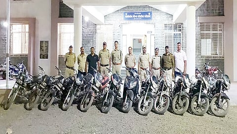 मालेगाव : कॅम्प पोलिसांनी जप्त केलेल्या चोरीच्या दुचाकी. समवेत अपर पोलिस अधीक्षक अनिकेत भारती, उपविभागीय पोलिस अधिकारी तेगबिरसिंग संधू, सहायक पोलिस निरीक्षक प्रकाश काळे, प्रकाश पाटील आदी.