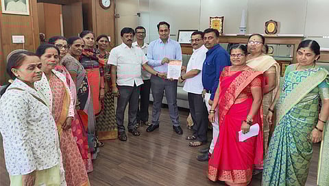 लासलगाव : राज्य बदली प्रमुख आयुष प्रसाद यांना निवेदन देताना राज्याध्यक्ष अंबादास वाजे व राज्य सरचिटणीस आबासाहेब जगताप व प्राथमिक शिक्षण संघाचे पदाधिकारी. (छाया: राकेश बोरा)