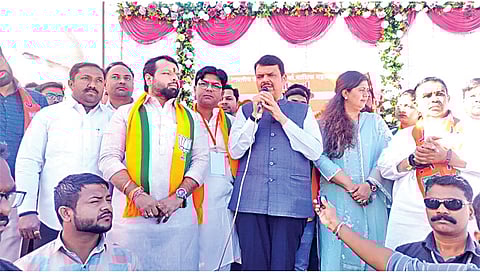 नाशिक : युवा वॉरियर्स शाखा उद्घाटनाप्रसंगी मार्गदर्शन करताना ना. देवेंद्र फडणवीस. समवेत भाजप पदाधिकारी.