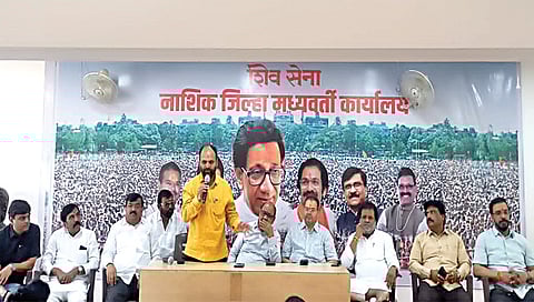 नाशिक : माजी मंत्री आदित्य ठाकरे यांच्या सभा नियोजनाबाबत बैठकीत मार्गदर्शन करताना विजय करंजकर. समवेत पदाधिकारी.