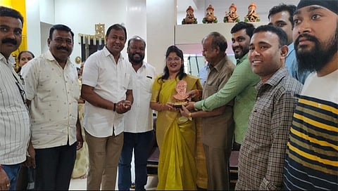 नाशिकरोड : दिवंगत सत्यभामा गाडेकर यांच्या निवासस्थानी सदिच्छा भेट देताना शुभांगी पाटील. समवेत योगेश गाडेकर, जयश्री गाडेकर, पल्लवी गाडेकर, चैताली गाडेकर, स्वाती गाडेकर आदी. (छाया: उमेश देशमुख)