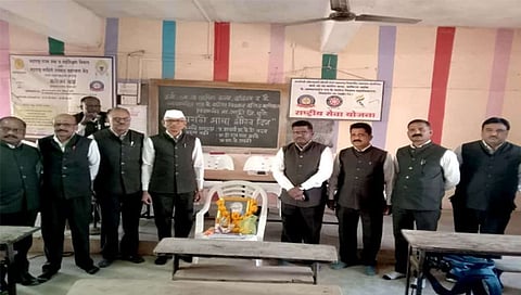 पिंपळनेर : कर्म.आ.मा.पाटील वरिष्ठ महाविद्यालयात मराठी भाषा गौरव दिनानिमित्त कार्यक्रमप्रंसगी उपस्थित प्रभारी प्राचार्य प्रा.के.डी.कदम, प्रा.डॉ.सतीश मस्के, प्रा.एल.जे.गवळी,प्रा.डॉ. डब्ल्यू.बी.शिरसाट व प्रा.डॉ. एस.पी.खोडके आदी. (छाया : अंबादास बेनुस्कर)