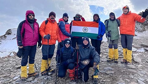 कोल्हापूर : केदारकंठ शिखरावर ‘समिट’च्या गिर्यारोहकांनी फडकविले ७४ तिरंग्यांचे तोरण