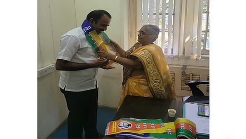 सिडको : वंचित बहुजन आघाडीत प्रवेशित नवनिर्वाचितांचा सत्कार करताना रेखा ठाकूर.