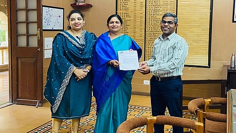 सिडको : जिल्हाधिकारी यांना निवेदन देताना आ. सीमा हिरे, रश्मी हिरे. (छाया : राजेंद्र शेळके)