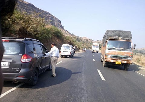 सुरगाणा : महामार्गावर वाहनधारकांना अडवून वाहनचालकाची कागदपत्रे तपासणी करताना वाहतूक पोलीस. (छाया:प्रशांत हिरे)