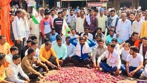 बुलढाणा : वरवंट बकाल येथे स्वाभिमानीचा रास्ता रोको; रस्त्यावर कापूस व कांदे टाकून सरकारचा निषेध