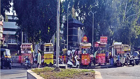 नाशिक : नेहरू उ्दयानाभोवती असलेला हातगाड्या विक्रेत्यांचा विळखा. (छाया : हेमंत घोरपडे)