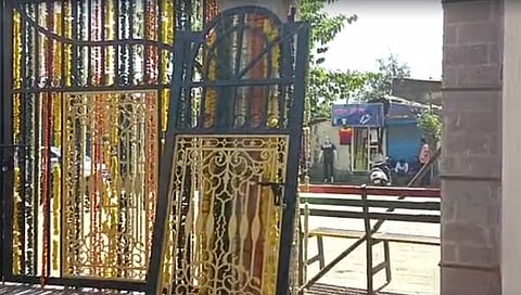 डोंबिवली : भगवा तलावाच्या उद्घाटनानंतर काही तासातच प्रवेशद्वार निखळले