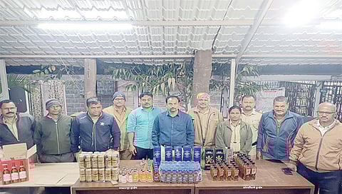 सटाणा : येथील पोलिस पथकाने मानूर येथे छापा मारून जप्त केलेला
देशी-विदेशी मद्यसाठा. समवेत पथकातील अधिकारी, कर्मचारी.