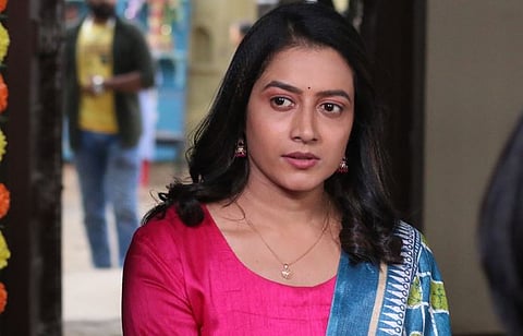 प्रेमास रंग यावे