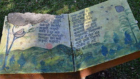 नाशिक : कुसुमाग्रज उद्यानातील शिळांवर पुस्तकरुपी कविताही जीर्ण झाल्याने पुस्तकाच्या पानाचे टोक नाहीसे झाले आहे. (छाया: हेमंत घोरपडे)