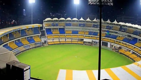 होळकर स्टेडियमची खेळपट्टी काळ्या मातीची की लाल मातीची?