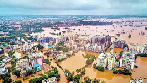 कोल्हापूर : पूर, अतिवृष्टीग्रस्त भागातील रस्त्यांची तातडीने दुरुस्ती होणार