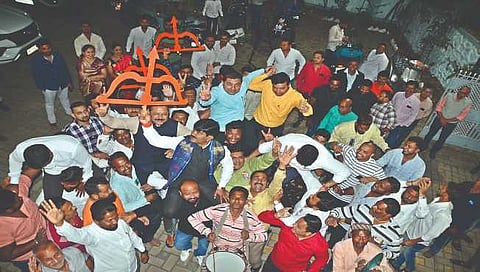 नाशिक : ढोलच्या तालावर थिरकले शिवसैनिक; फटाक्यांची आतषबाजी