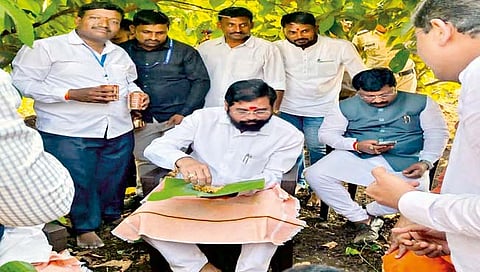 हातात भाकरी घेऊन मुख्यमंत्र्यांनी केले शिवार भोजन